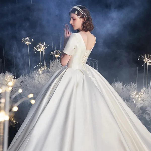 Mode Champagne Satin La Mariée Robe De Mariée 2020 Robe Boule Encolure Carrée Manches Courtes Dos Nu Cathedral Train Volants