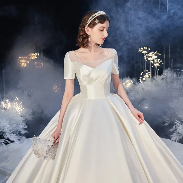 Mode Champagne Satin La Mariée Robe De Mariée 2020 Robe Boule Encolure Carrée Manches Courtes Dos Nu Cathedral Train Volants