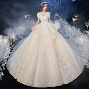Luksus Champagne Bryllups Brudekjoler 2020 Ballkjole Av Skulderen Korte Ermer Ryggløse Appliques Blonder Beading Glitter Tyll Royal Train Buste