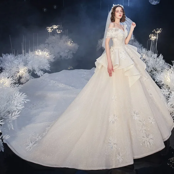 Luxe Champagne La Mariée Robe De Mariée 2020 Robe Boule De l'épaule Manches Courtes Dos Nu Appliques En Dentelle Perlage Glitter Tulle Royal Train Volants