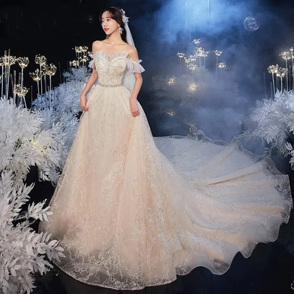 Chic / Belle Champagne La Mariée Robe De Mariée 2020 Princesse De l'épaule Manches Courtes Dos Nu Appliques Paillettes Perlage Glitter Tulle Cathedral Train