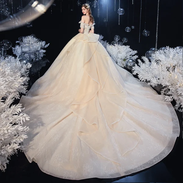 Chic / Belle Champagne La Mariée Robe De Mariée 2020 Robe Boule De l'épaule Manches Courtes Dos Nu Appliques En Dentelle Perlage Gland Cathedral Train Volants