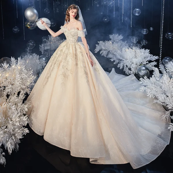 Chic / Belle Champagne La Mariée Robe De Mariée 2020 Robe Boule De l'épaule Manches Courtes Dos Nu Appliques En Dentelle Perlage Gland Cathedral Train Volants