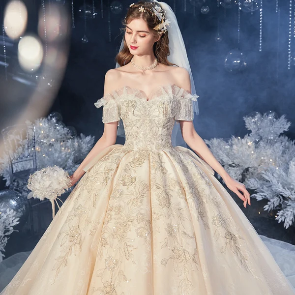 Chic / Belle Champagne La Mariée Robe De Mariée 2020 Robe Boule De l'épaule Manches Courtes Dos Nu Appliques En Dentelle Perlage Gland Cathedral Train Volants