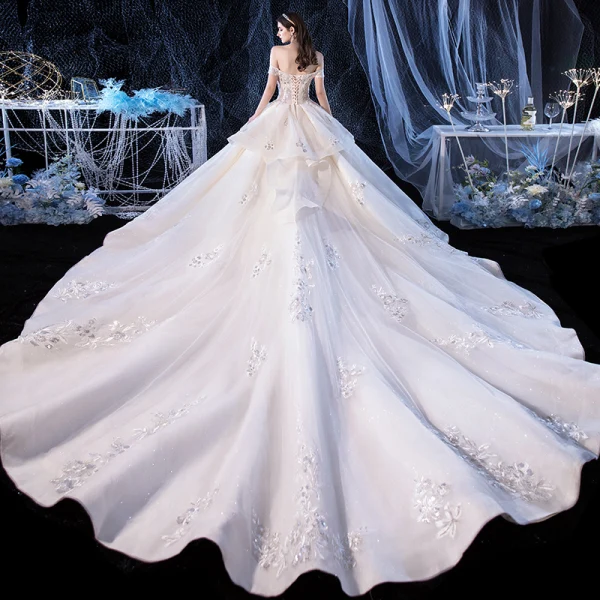 Chic / Belle Ivoire La Mariée Robe De Mariée 2020 Robe Boule De l'épaule Manches Courtes Dos Nu Appliques En Dentelle Perlage Glitter Tulle Cathedral Train Volants