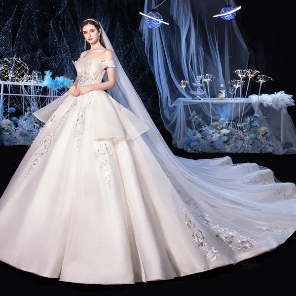 Chic / Belle Ivoire La Mariée Robe De Mariée 2020 Robe Boule De l'épaule Manches Courtes Dos Nu Appliques En Dentelle Perlage Glitter Tulle Cathedral Train Volants