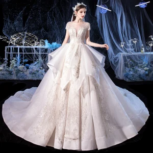 Elegant Elfenben Bryllups Brudekjoler 2020 Ballkjole Gjennomsiktig Scoop Halsen Korte Ermer Ryggløse Glitter Tyll Appliques Blonder Beading Cathedral Train Gripende Ruffles