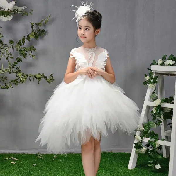 Mode Blanche Transparentes Anniversaire Robe Ceremonie Fille 2020 Robe Boule Encolure Dégagée Sans Manches Perlage Asymétrique Volants en Cascade