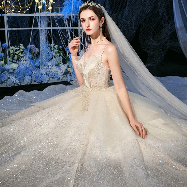 Glitzernden Champagner Pailletten Hochzeits Brautkleider / Hochzeitskleider 2020 Ballkleid Spaghettiträger Ärmellos Rückenfreies Applikationen Spitze Perlenstickerei Glanz Tülle Königliche Schleppe Rüschen