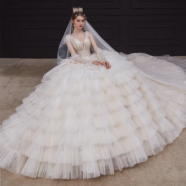 Luxe Champagne La Mariée Robe De Mariée 2020 Robe Boule Transparentes Col v profond Sans Manches Dos Nu Appliques Paillettes Perlage Royal Train Volants en Cascade