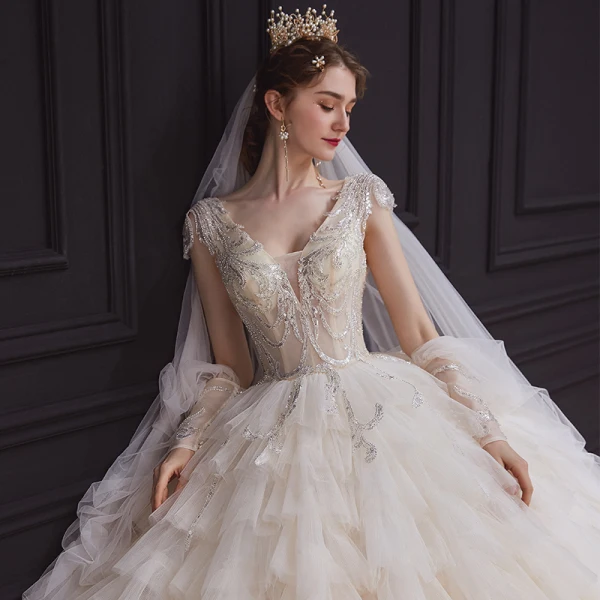 Luxe Champagne La Mariée Robe De Mariée 2020 Robe Boule Transparentes Col v profond Sans Manches Dos Nu Appliques Paillettes Perlage Royal Train Volants en Cascade