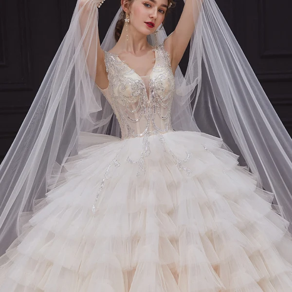 Luxe Champagne La Mariée Robe De Mariée 2020 Robe Boule Transparentes Col v profond Sans Manches Dos Nu Appliques Paillettes Perlage Royal Train Volants en Cascade