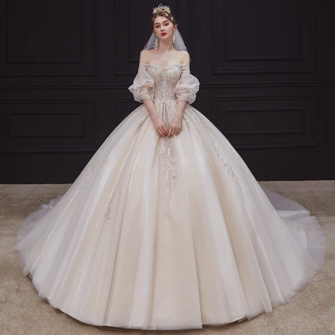 Romantisch Champagner Hochzeits Brautkleider / Hochzeitskleider 2020 Ballkleid Off Shoulder Geschwollenes 1/2 Ärmel Rückenfreies Applikationen Perlenstickerei Glanz Tülle Kapelle-Schleppe Rüschen