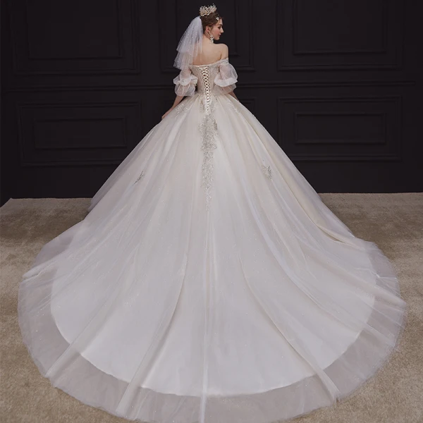 Romantisch Champagner Hochzeits Brautkleider / Hochzeitskleider 2020 Ballkleid Off Shoulder Geschwollenes 1/2 Ärmel Rückenfreies Applikationen Perlenstickerei Glanz Tülle Kapelle-Schleppe Rüschen