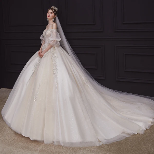 Romantisch Champagner Hochzeits Brautkleider / Hochzeitskleider 2020 Ballkleid Off Shoulder Geschwollenes 1/2 Ärmel Rückenfreies Applikationen Perlenstickerei Glanz Tülle Kapelle-Schleppe Rüschen