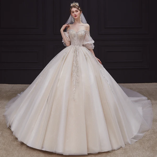 Romantisch Champagner Hochzeits Brautkleider / Hochzeitskleider 2020 Ballkleid Off Shoulder Geschwollenes 1/2 Ärmel Rückenfreies Applikationen Perlenstickerei Glanz Tülle Kapelle-Schleppe Rüschen