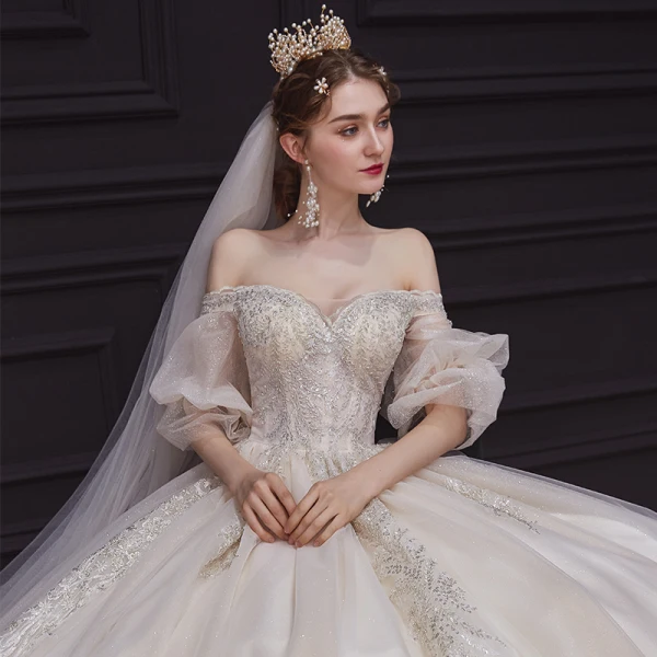 Romantisch Champagner Hochzeits Brautkleider / Hochzeitskleider 2020 Ballkleid Off Shoulder Geschwollenes 1/2 Ärmel Rückenfreies Applikationen Perlenstickerei Glanz Tülle Kapelle-Schleppe Rüschen