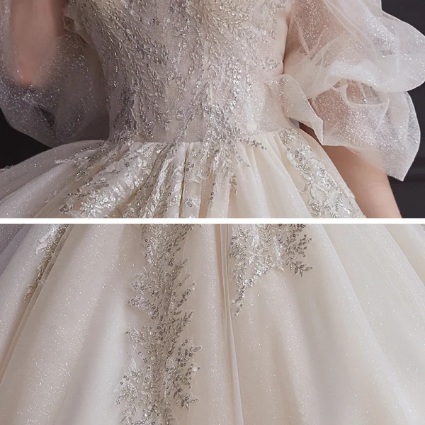 Romantisch Champagner Hochzeits Brautkleider / Hochzeitskleider 2020 Ballkleid Off Shoulder Geschwollenes 1/2 Ärmel Rückenfreies Applikationen Perlenstickerei Glanz Tülle Kapelle-Schleppe Rüschen