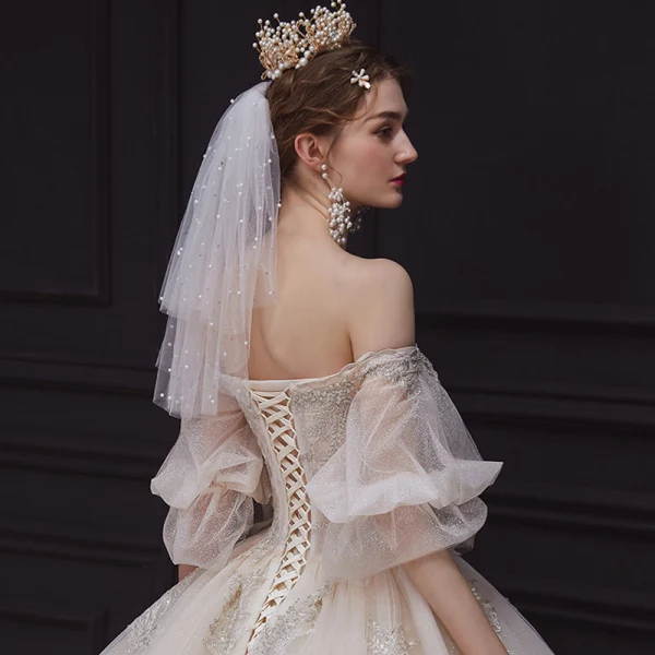 Romantisch Champagner Hochzeits Brautkleider / Hochzeitskleider 2020 Ballkleid Off Shoulder Geschwollenes 1/2 Ärmel Rückenfreies Applikationen Perlenstickerei Glanz Tülle Kapelle-Schleppe Rüschen