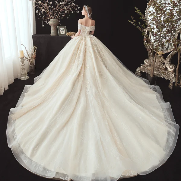 Chic / Belle Champagne La Mariée Robe De Mariée 2020 Robe Boule De l'épaule Manches Courtes Dos Nu Appliques En Dentelle Perlage Cathedral Train
