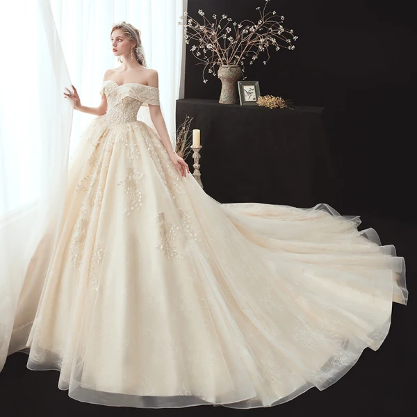 Chic / Belle Champagne La Mariée Robe De Mariée 2020 Robe Boule De l'épaule Manches Courtes Dos Nu Appliques En Dentelle Perlage Cathedral Train