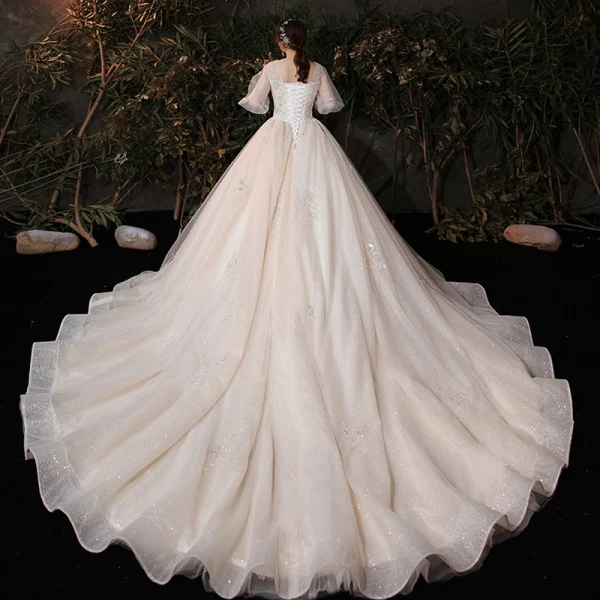 Viktorianischer Stil Champagner Plus Größe Brautkleider / Hochzeitskleider 2020 Ballkleid Durchsichtige Rundhalsausschnitt Geschwollenes 1/2 Ärmel Rückenfreies Applikationen Spitze Perlenstickerei Glanz Tülle Kathedrale Schleppe Rüschen