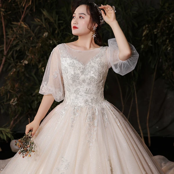 Viktorianischer Stil Champagner Plus Größe Brautkleider / Hochzeitskleider 2020 Ballkleid Durchsichtige Rundhalsausschnitt Geschwollenes 1/2 Ärmel Rückenfreies Applikationen Spitze Perlenstickerei Glanz Tülle Kathedrale Schleppe Rüschen