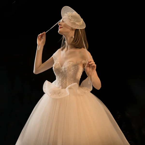 High-end Champagne Brud Bröllopsklänningar 2020 Balklänning Av Axeln Korta ärm Halterneck Appliqués Spets Beading Glittriga / Glitter Tyll Cathedral Train Ruffle