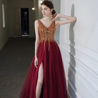 Haut De Gamme Rouge Robe De Bal 2020 Princesse V Cou Sans Manches Perlage Paillettes Fendue Devant Longue Volants Dos Nu Robe De Ceremonie