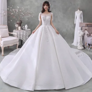 Luxe Blanche Transparentes La Mariée Robe De Mariée 2020 Robe Boule Encolure Dégagée Manches Courtes Perlage Gland Dos Nu Paillettes Glitter Tulle Cathedral Train Volants