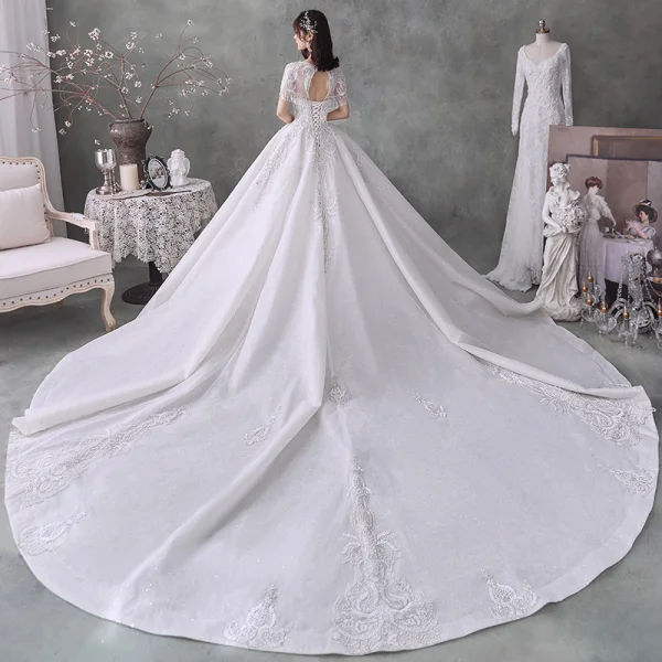 Luxe Blanche Transparentes La Mariée Robe De Mariée 2020 Robe Boule Encolure Dégagée Manches Courtes Perlage Gland Dos Nu Paillettes Glitter Tulle Cathedral Train Volants