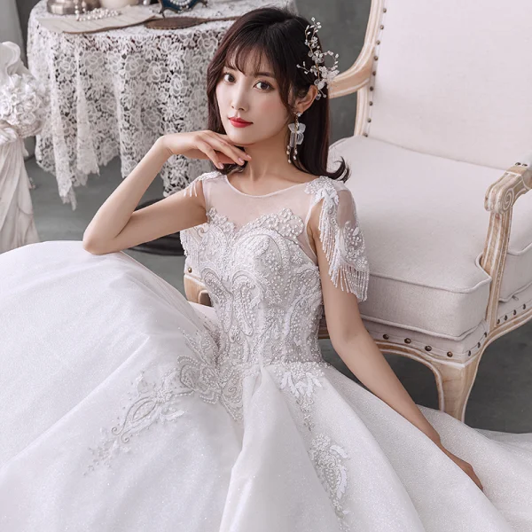 Luxe Blanche Transparentes La Mariée Robe De Mariée 2020 Robe Boule Encolure Dégagée Manches Courtes Perlage Gland Dos Nu Paillettes Glitter Tulle Cathedral Train Volants