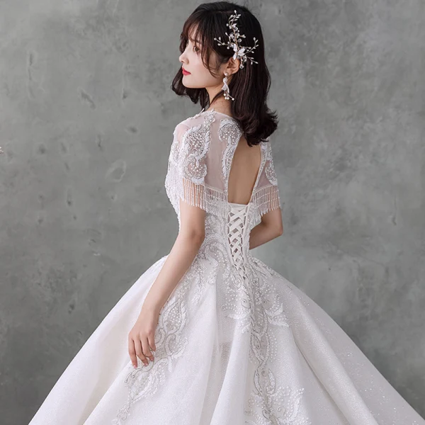 Luxe Blanche Transparentes La Mariée Robe De Mariée 2020 Robe Boule Encolure Dégagée Manches Courtes Perlage Gland Dos Nu Paillettes Glitter Tulle Cathedral Train Volants