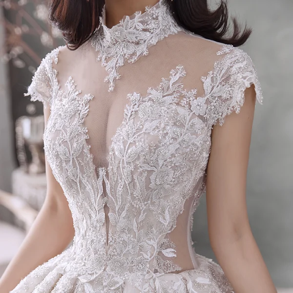 Vintage Champagner Durchsichtige Hochzeits Brautkleider / Hochzeitskleider 2020 Ballkleid Stehkragen Kurze Ärmel Rückenfreies Applikationen Spitze Perlenstickerei Pailletten Kathedrale Schleppe Rüschen