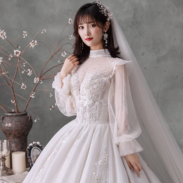 Style Victorien Ivoire La Mariée Robe De Mariée 2020 Robe Boule Transparentes Col Haut Gonflée Manches Longues Dos Nu Appliques En Dentelle Perlage Perle Glitter Tulle Cathedral Train Volants