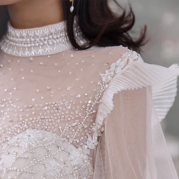 Style Victorien Ivoire La Mariée Robe De Mariée 2020 Robe Boule Transparentes Col Haut Gonflée Manches Longues Dos Nu Appliques En Dentelle Perlage Perle Glitter Tulle Cathedral Train Volants