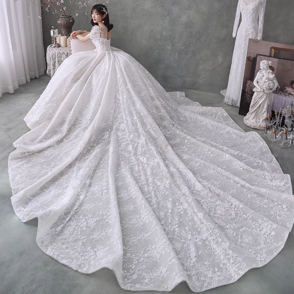 Style Victorien Ivoire La Mariée Robe De Mariée 2020 Robe Boule Transparentes Encolure Dégagée Gonflée Manches Courtes Dos Nu Perlage Gland Glitter Tulle Cathedral Train Volants