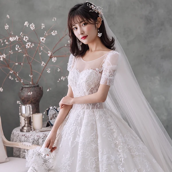 Style Victorien Ivoire La Mariée Robe De Mariée 2020 Robe Boule Transparentes Encolure Dégagée Gonflée Manches Courtes Dos Nu Perlage Gland Glitter Tulle Cathedral Train Volants