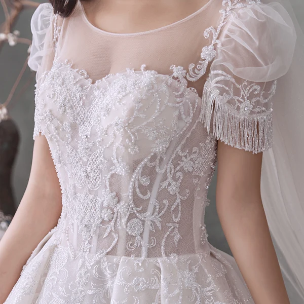 Style Victorien Ivoire La Mariée Robe De Mariée 2020 Robe Boule Transparentes Encolure Dégagée Gonflée Manches Courtes Dos Nu Perlage Gland Glitter Tulle Cathedral Train Volants
