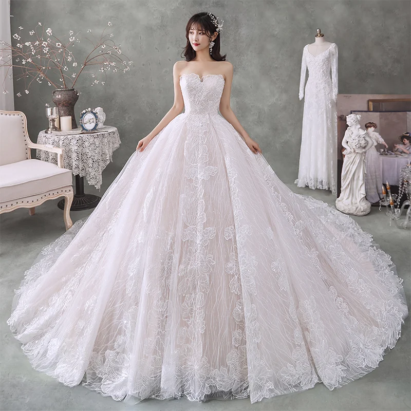 Beste Champagne Bryllups Brudekjoler 2020 Ballkjole Kjæreste Uten Ermer Ryggløse Blomst Appliques Blonder Cathedral Train Buste