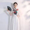 Chinesischer Stil Weiß Chiffon Cheongsam 2020 A Linie Durchsichtige Stehkragen Lange Ärmel Applikationen Stickerei Lange Rüschen Festliche Kleider