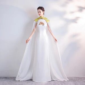 Style Chinois Blanche Satin Cheongsam Avec Châle 2020 Gaine Ajustement Col Haut Sans Manches Perlage Gland Brodé Fleur Longue Robe De Ceremonie
