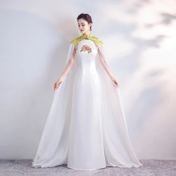 Kinesisk Stil Vita Satin Cheongsam Med Sjal 2020 Slida Fit Hög Hals Ärmlös Beading Tassel Broderade Blomma Långa Formella Klänningar