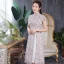 Style Chinois Beige Cheongsam 2020 Gaine / Ajustement Col Haut Manches Courtes Impression Fleur Thé Longueur Robe De Ceremonie