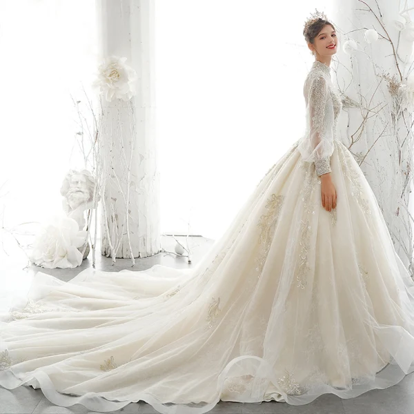Viktorianischer Stil Champagner Durchsichtige Brautkleider / Hochzeitskleider 2020 Ballkleid Stehkragen Geschwollenes Lange Ärmel Rückenfreies Applikationen Spitze Pailletten Handgefertigt Perlenstickerei Perle Kapelle-Schleppe Rüschen