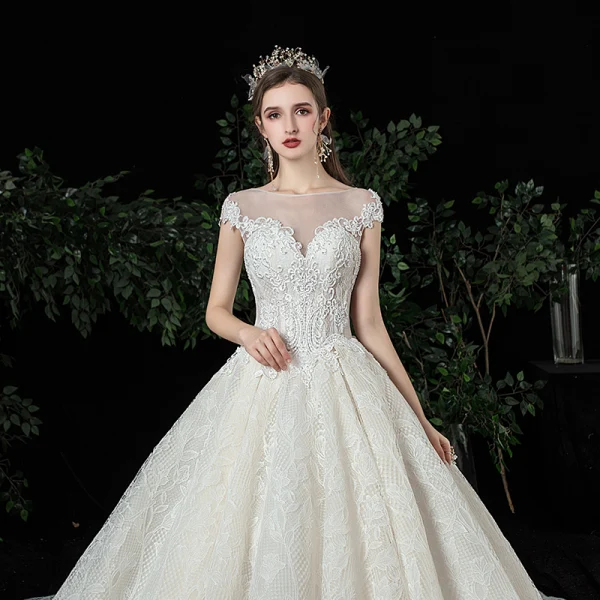 Meilleur Champagne Dentelle La Mariée Robe De Mariée 2020 Robe Boule Transparentes Encolure Carrée Sans Manches Dos Nu Appliques En Dentelle Perlage Cathedral Train Volants