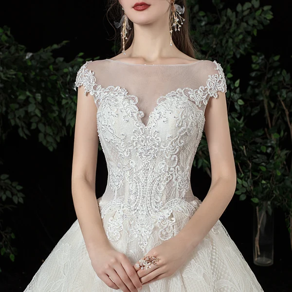Meilleur Champagne Dentelle La Mariée Robe De Mariée 2020 Robe Boule Transparentes Encolure Carrée Sans Manches Dos Nu Appliques En Dentelle Perlage Cathedral Train Volants