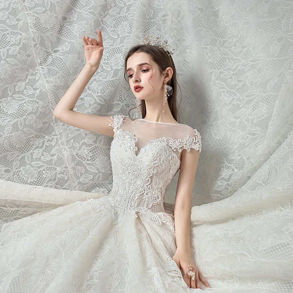 Meilleur Champagne Dentelle La Mariée Robe De Mariée 2020 Robe Boule Transparentes Encolure Carrée Sans Manches Dos Nu Appliques En Dentelle Perlage Cathedral Train Volants