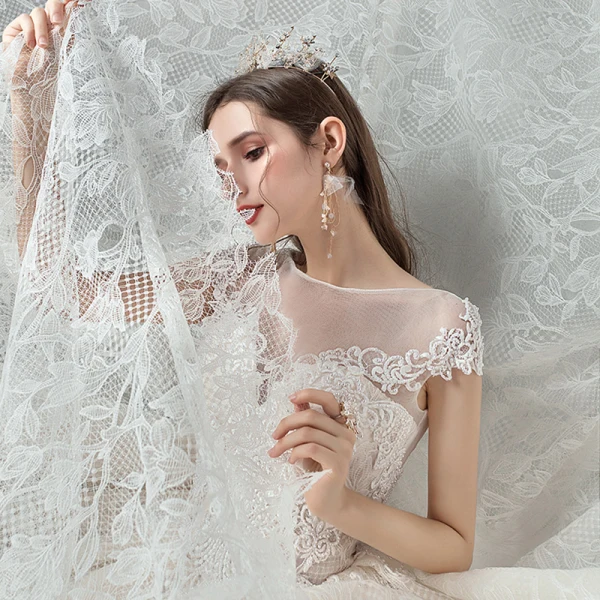 Meilleur Champagne Dentelle La Mariée Robe De Mariée 2020 Robe Boule Transparentes Encolure Carrée Sans Manches Dos Nu Appliques En Dentelle Perlage Cathedral Train Volants