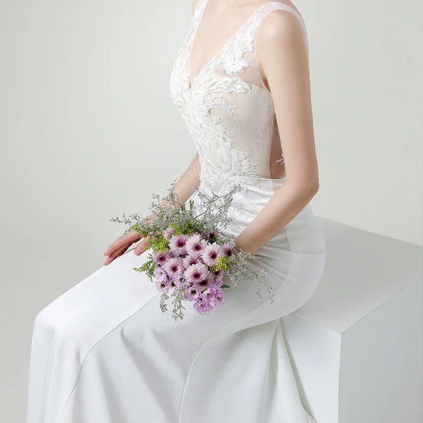 Haut de Gamme Blanche Satin La Mariée Robe De Mariée 2020 Trompette / Sirène V-Cou Sans Manches Dos Nu Appliques En Dentelle Perlage Train De Balayage Volants